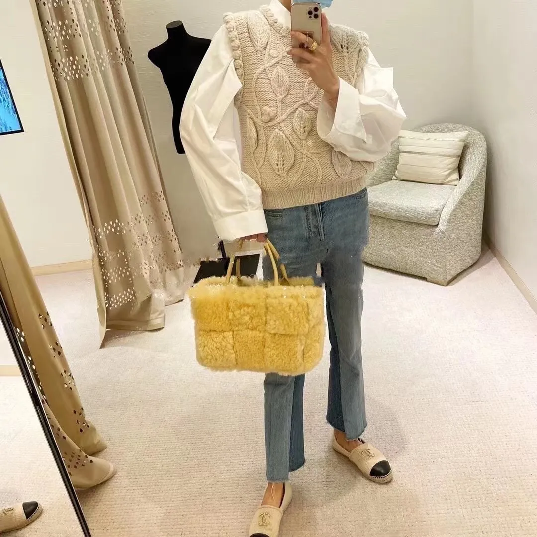Teddy brown 🐱 BV arco tote’s furry style, it’s here, it’s here, it’s here with fur~ You’ll know how cute it is when you see the real thing! The soft and fluffy feel is really great. Rua, this year’s furry style, I stand on bv! ! Whether it is a jodie cloud bag or a tote, not all curly teddy fur can be used to make goods. The curl size of the fur directly affects the similarity of the entire bag. Material: full fur and lambskin ➕ lambskin lining is much more expensive than full leather! Again, if there is no ZP and no development, of course you have to be willing to spend money~36*24*12